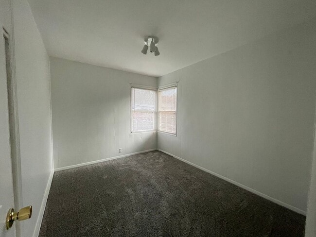 Building Photo - 2 Bedroom House with Large Yard