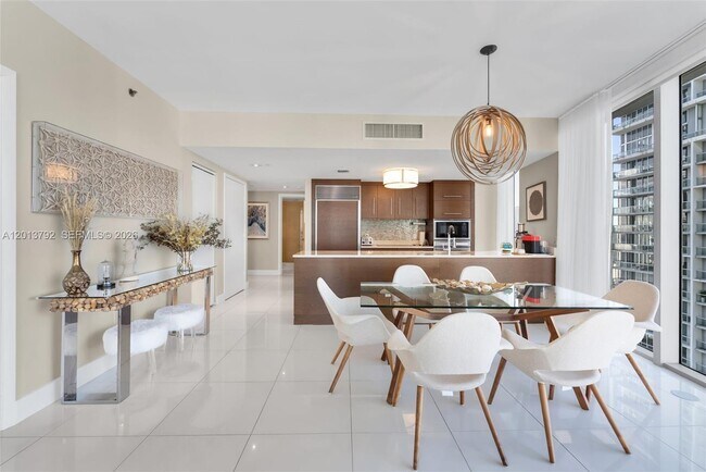 Building Photo - 475 Brickell Ave