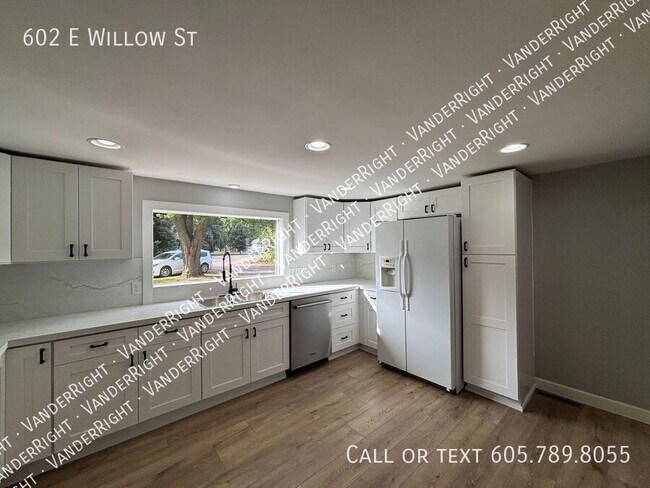 Building Photo - 602 E Willow St
