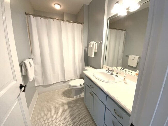 Building Photo - 122 Georgetown Ave