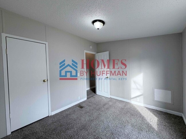 Building Photo - Three Bedroom | Two Bath House