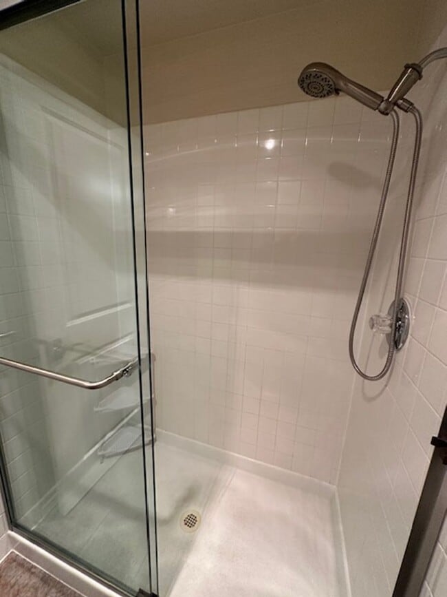Building Photo - Beautifully Updated 2 Bedroom Condo
