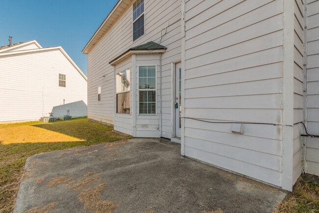 Building Photo - Spacious 4 bedroom 2.5 bath