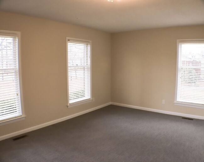 Building Photo - Lovely 5 bedroom, 2 bathroom brick home in Reidsville