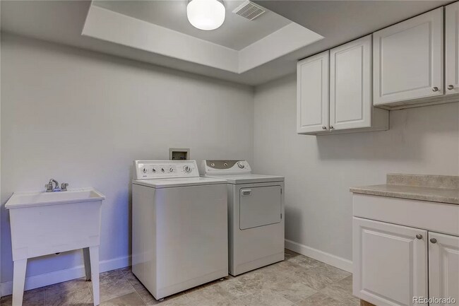 Building Photo - 552 Steele St