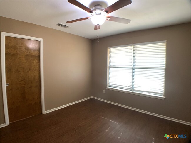 Building Photo - 826 Timber Dr
