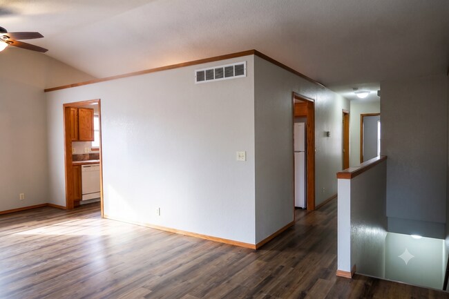 Building Photo - Beautiful and Spacious 4 Bedroom