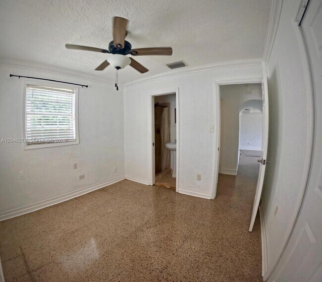 Building Photo - 5720 SW 38th Ct