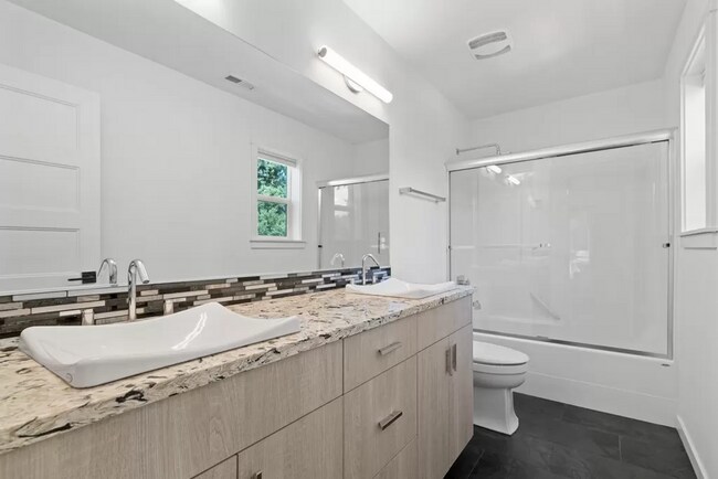 Building Photo - Modern 3 Bedroom + 2.5 bath home in SE Portland!! Brentwood Neighborhood with Air Conditioning!!