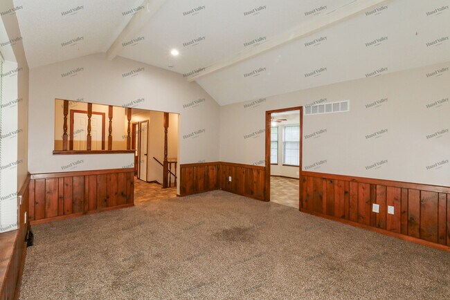 Building Photo - 205 SE Moreland School Rd