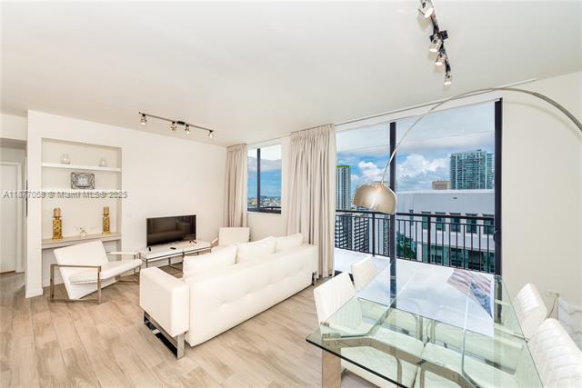 Building Photo - 999 SW 1st Ave