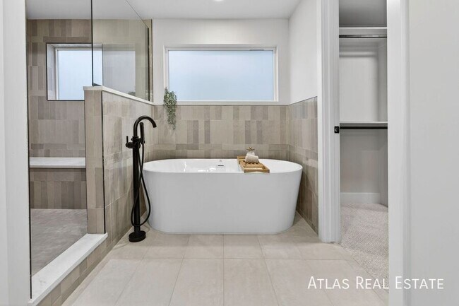 Building Photo - 830 Cherry St