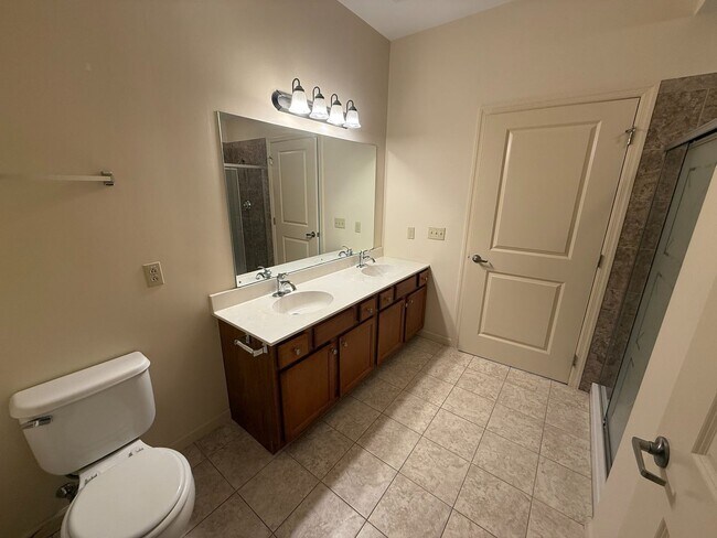 Building Photo - 2-Bedroom Townhome for professionals - The Summit at Shiloh HOA