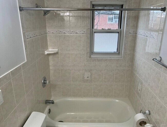 Building Photo - 1070 Main St