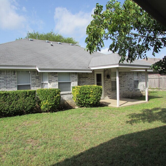 Building Photo - 2201 Ledgestone Dr