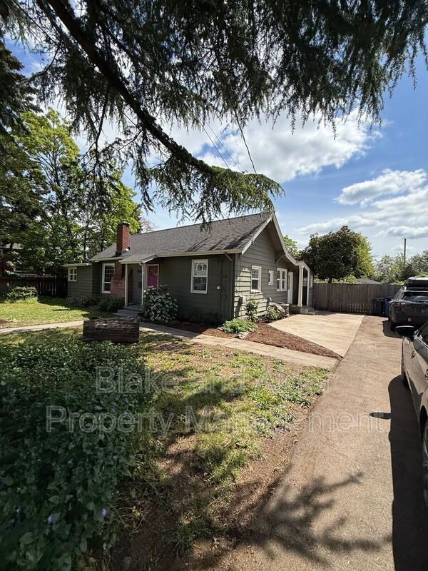 Building Photo - 5916 SE Knapp St