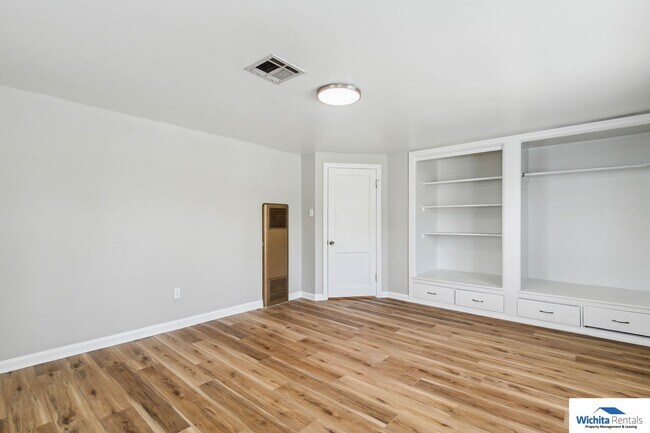 Building Photo - 802 S Everett St