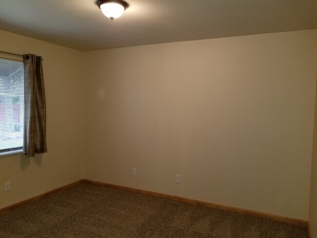 Building Photo - GREAT LOOKING 2BD / 1BTH DUPLEX W/ SPACIOUS BACKYARD!