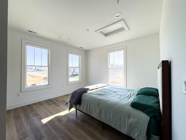 Building Photo - Gorgeous Townhome For Rent in the heart of...