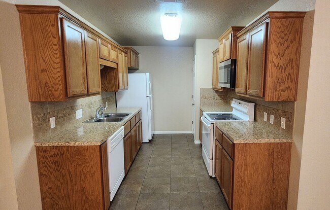Building Photo - Lovely 2 Bed/2 Bath Duplex in Trimmier Est...