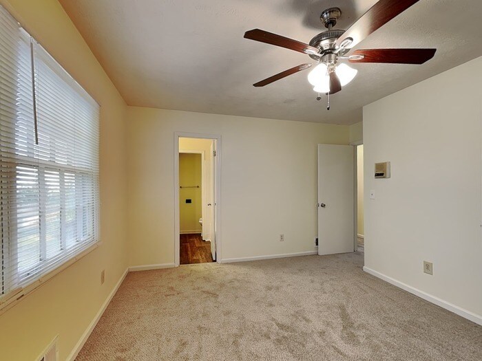 Building Photo - 105 Feldwood Pines St