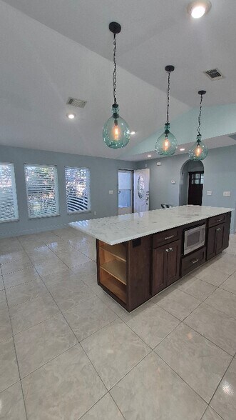 Building Photo - 614 Caribou Ct