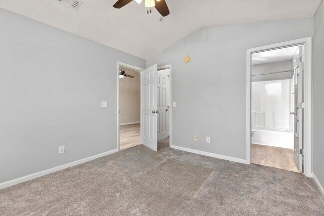 Building Photo - 2 Bedroom 2 Bath Condo on Donahue Dr