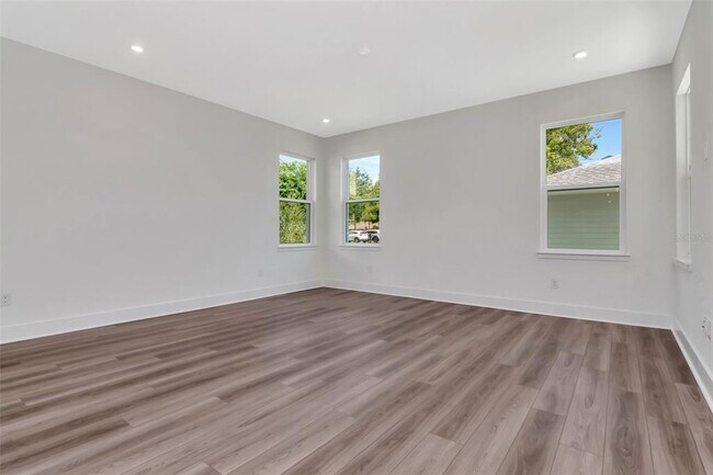 Building Photo - 402 E Oak Ave