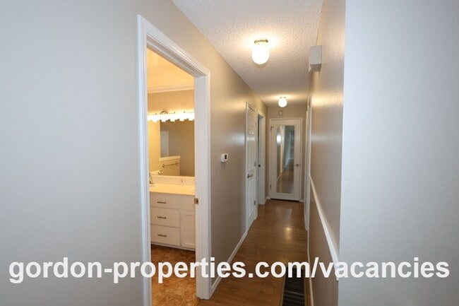 Building Photo - NE 22nd Ct - Gresham 4 bedroom split level home