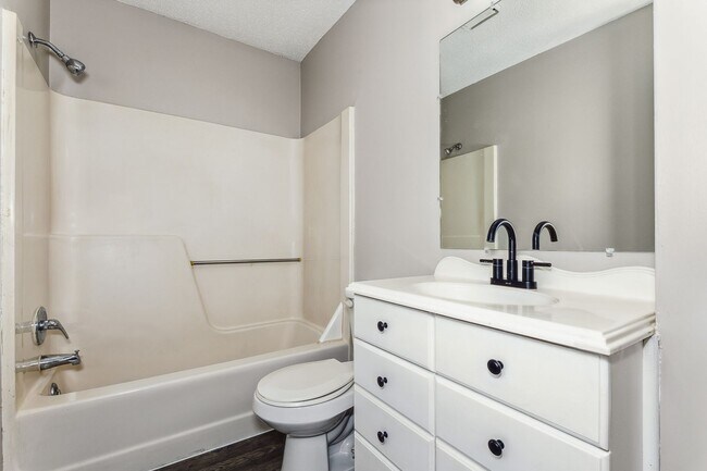 Building Photo - WEST Side Duplex for rent! Spacious 3 bed/2 bath duplex for rent! Move In Special- 1/2 off 2nd mo...