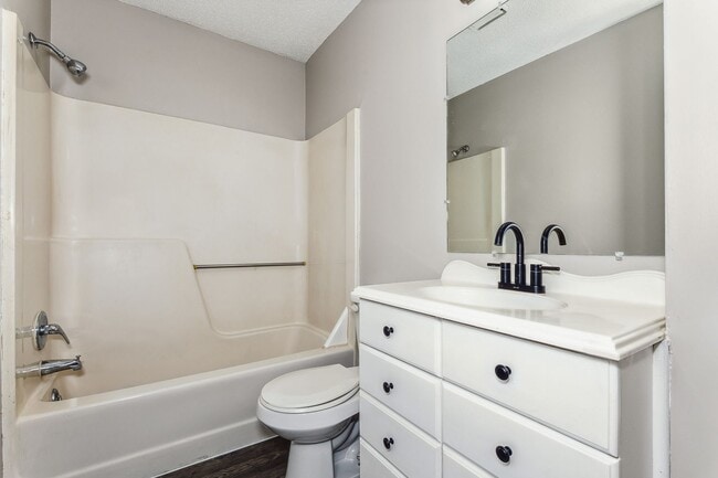 Building Photo - WEST Side Duplex for rent! Spacious 3 bed/2 bath duplex for rent