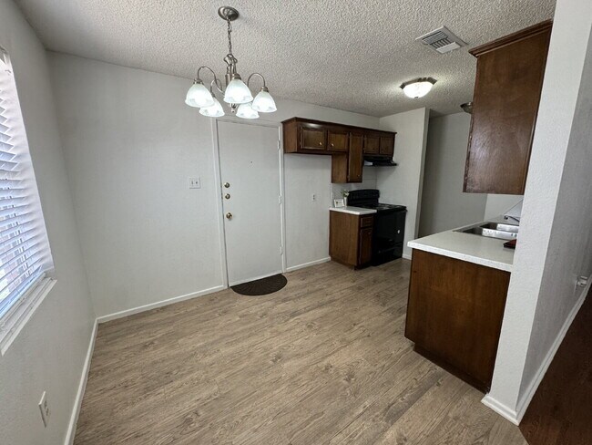 Building Photo - Well Maintained 2 bedroom 1 bath