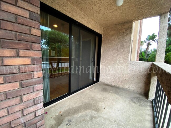 Building Photo - Professionally designed condo! Large kitch...