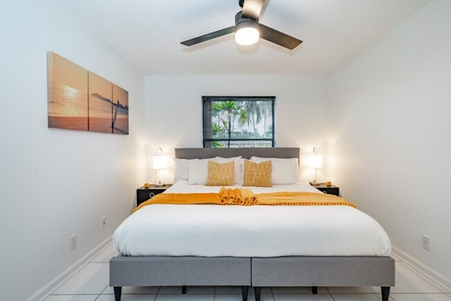 Building Photo - 830 SW 14th Ct