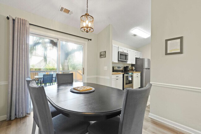 Building Photo - 529 Pointe S Dr