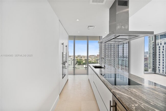 Building Photo - 700 NE 26th Terrace