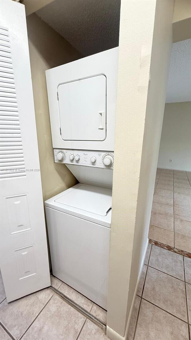 Building Photo - 1002 Coral Club Dr
