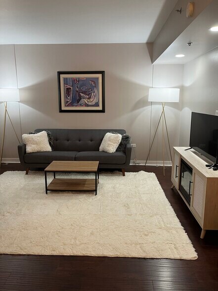 Building Photo - 425 W Beech St