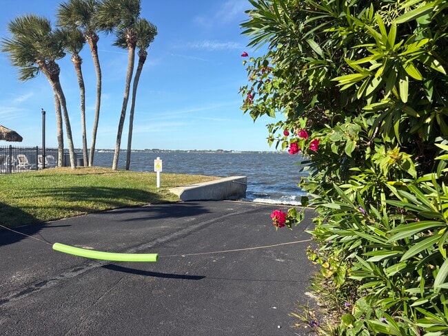 Building Photo - 562 Carousel Ln