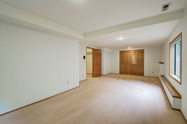 Building Photo - 5bd/3.5ba Bellevue Home