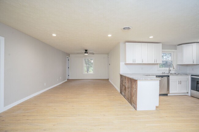 Building Photo - 4 BEDROOM 3 BATHROOM HOUSE FOR RENT