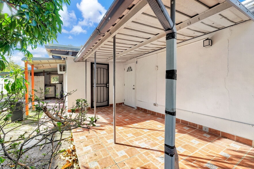 Building Photo - 2419 Coolidge St