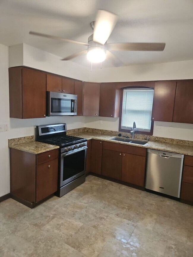 Building Photo - Cozy Des Moines Home with Covered Patio & ...