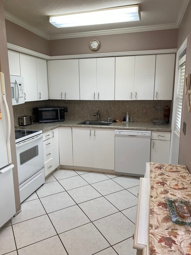 Building Photo - 2121 NE 42nd Ct