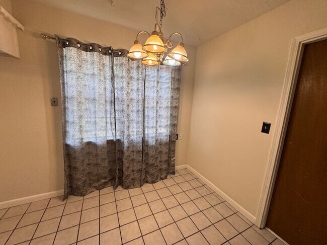 Building Photo - 3 bed 2 bath in a great neighborhood in Norman, Refreshed and ready for move in, 200 0ff by May 1st!