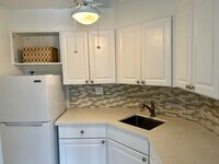 Building Photo - Spacious Studio Beach House Condo!
