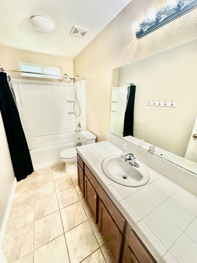 Building Photo - Spacious South Fresno 4/2