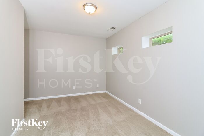 Building Photo - 850 Riverdance Dr