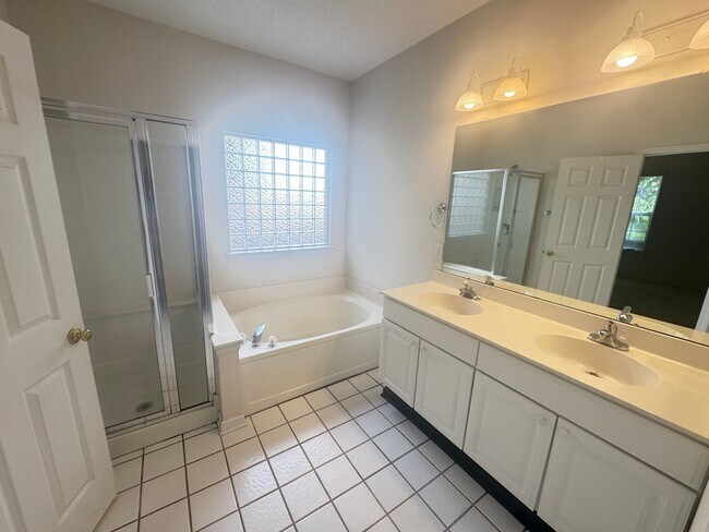 Building Photo - 4bd/2ba House newer neighborhood in betwee...