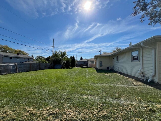 Building Photo - 1/2 Off First Month's Rent! - Newly remode...